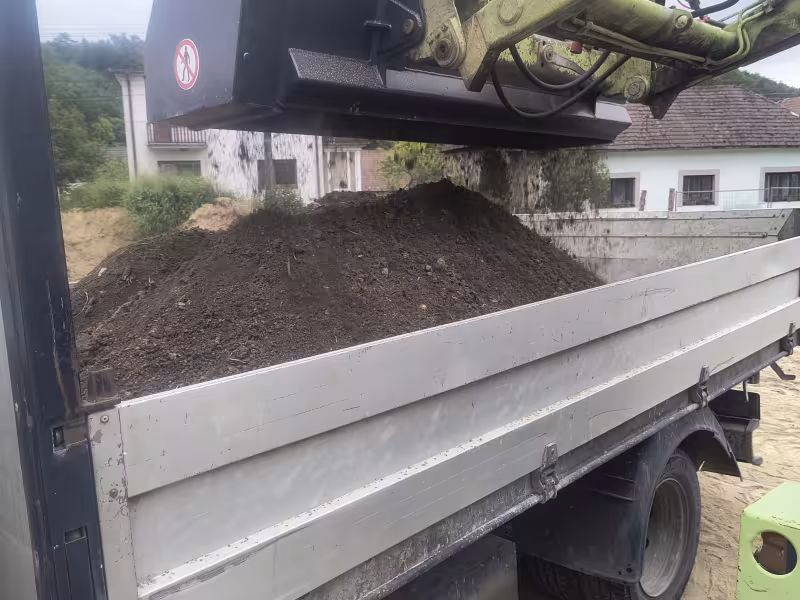 Dovoz kvalitnej zeminy pre terénne úpravy a záhrady.