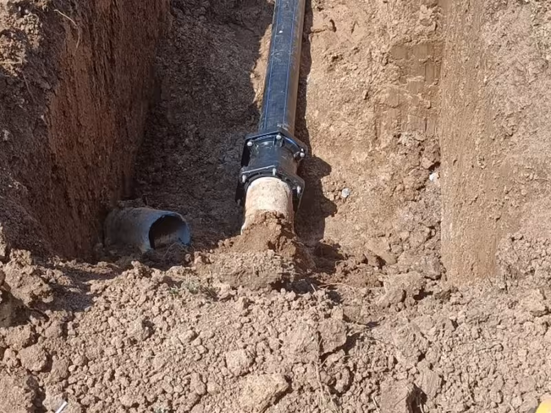 Detailné uloženie inžinierskych sietí a chráničiek pred zásypom.